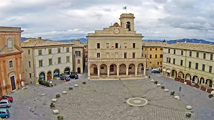 Онлайн веб-камера на Ратушной площади, Монтефалько, Италия (Монтефалько, Италия)